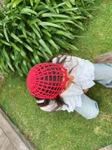 Gorro tipo casquete rojo de crochet con diseño calado.
