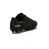 Championes de fútbol Diadora Barrica Futbol MD para hombre, color negro con detalles dorados.