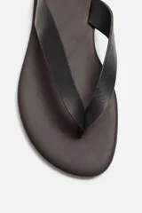 Sandalia de hombre con dos tiras anchas de piel en el empeine y plantilla de piel. Suela plana a tono.