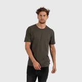 Remera de algodón orgánico en color gris oscuro, con cuello redondo y mangas cortas, de corte clásico y textura suave.