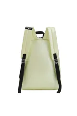 Mochila acolchada color rosa claro con correas negras. Presenta un bolsillo frontal con estampado de corazones rosas más oscuros y una tira central negra con la inscripción "TRENDY". Tiene un parche frontal con las letras "TR DY" y un corazón.