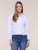 Camisa blanca estilo crop de la marca Zac & Rachel, confeccionada en mezcla de algodón. Presenta cuello con solapa, cierre frontal con botones, manga larga con puño ancho abotonado y diseño de corte corto.