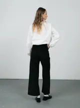 Pantalón de pana color ladrillo, de corte recto y tiro alto.