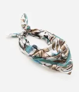 Pañuelo cuadrado de satén blanco con estampado floral en tonos marrones y celestes, con borde ancho en color turquesa.