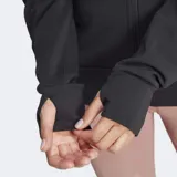 Campera deportiva Adidas con capucha y cierre frontal, color negro con tecnología Climacool y bolsillos laterales con cierre.