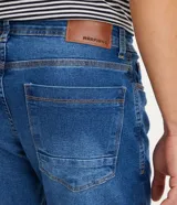 Pantalón de jean azul, corte recto, marca Marfinno.