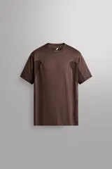 Camiseta deportiva de entrenamiento de manga corta y cuello redondo, color marrón, confeccionada en tejido técnico ligero con inserciones de malla en contraste para mayor transpirabilidad.