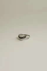 Anillo de plata con diseño orgánico, de curvas suaves y perfil volumétrico.