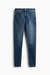 Jean skinny de tiro alto en denim azul con efecto deslavado y leve elasticidad, corte ajustado de cadera a tobillo, con diseño clásico de cinco bolsillos y cierre frontal con botón y cremallera.