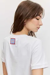 Remera básica marrón de manga corta con cuello redondo y ajuste clásico.