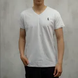 Remera gris claro melange de algodón, con cuello en V y logo bordado en el pecho.