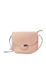 Bandolera de símil cuero color marrón claro, con tapa y presilla para mayor seguridad. Cuenta con una correa extensible y un detalle metálico plateado en el frente.