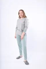 Pijama de dos piezas gris con detalles en verde agua, compuesto por una remera de manga larga con bolsillo en el pecho y un pantalón largo.
