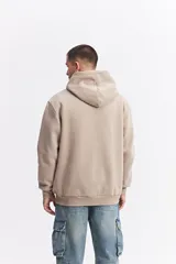 Canguro oversize de algodón con capucha y cordones ajustables. Presenta un diseño de estampa frontal con la frase 'GREAT TIMES' en relieve y bolsillo frontal tipo canguro.