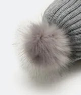 Gorro de punto acanalado en color blanco, con diseño de bajo plegado y pompón superior a tono.