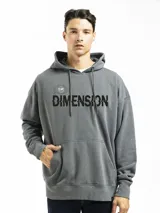 Buzo canguro gris con capucha, bolsillo frontal y estampado con la palabra 'Dimension' en el pecho. Corte oversized de felpa suave.