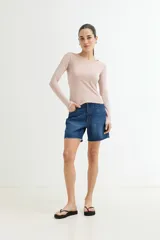 Remera gris oscura de manga larga y cuello redondo, corte ajustado.