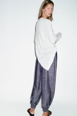 Pantalón jogger de tiro bajo color azul marino con efecto melange, cintura elástica con cordón de ajuste, bolsillos delanteros y puños elásticos en los tobillos.