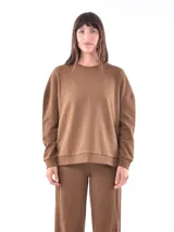 Buzo blanco de corte holgado, con cuello redondo y mangas largas.