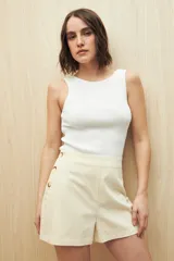 Short negro de tiro alto con detalle de botones laterales.