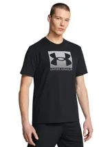 Remera de manga corta Under Armour, color negro, con cuello redondo acanalado y estampado gráfico frontal con el logo de la marca en un recuadro degradado.