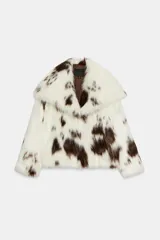 Chaqueta de pelo sintético con estampado animal tipo vaca, cuello solapa, manga larga y forro interior.