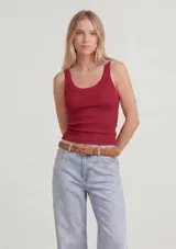 Musculosa de tejido acanalado gris, con escote redondo y corte ajustado al cuerpo.