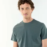 Camiseta de algodón color verde militar, de manga corta y cuello redondo, corte estándar.