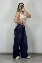 Pantalón de jean azul oscuro con efecto lavado, corte amplio y tiro medio.