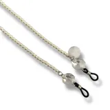 Correa para lentes con cuentas de perlas sintéticas, dijes redondos y facetados transparentes y terminales de goma negra.