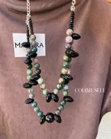 Collar de dos vueltas compuesto por cuentas de piedras semipreciosas en tonos verde oscuro, negro y gris claro, con formas irregulares y algunas cuentas negras en forma de gota.
