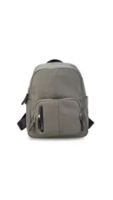Mochila de nylon color verde oliva, con cierre principal y dos bolsillos frontales con cierre. Tiene correas de hombro ajustables en color negro y asa superior de agarre.
