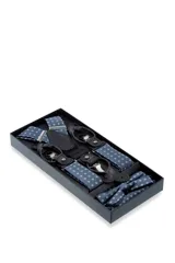 Set de tirantes con moño y pañuelo de bolsillo, color azul con estampado floral en tonos grises. Los tirantes son ajustables y tienen apliques para abrochar a botones o pinzas metálicas para sujetarlos al pantalón.