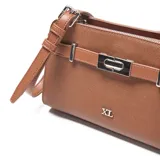 Bandolera color habano con textura granulada, diseño estructurado y cierre frontal metálico tipo hebilla. Incluye correa ajustable y logo metálico de la marca en la parte inferior.