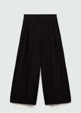 Pantalon wideleg negro de tejido fluido con diseño de tablas frontales y detalle de bordado en el ruedo. Cuenta con cierre delantero de cremallera y botón.