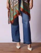 Kimono largo de satén con estampado de arabescos en tonos beige, marrón, verde y naranja.