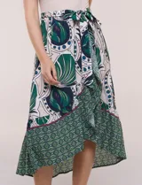 Vestido midi combinado de corte fluido. Presenta un torso ajustado acanalado sin mangas, con cuello redondo y sisas clásicas. Cuenta con cintura elastizada con lazo para anudar y falda evasé con estampado floral y geométrico, finalizando con un volante en el ruedo.