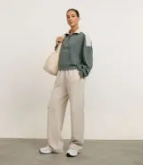 Pantalón deportivo de modal color beige, de corte recto y largo, con cintura elástica y detalle de trenzado en la parte delantera.