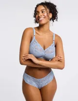 Panty corte brasileño de microtul y encaje celeste.