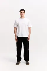 Pantalón cargo negro de corte baggy, con bolsillos laterales y diseño amplio de estilo urbano.