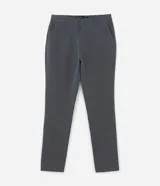 Pantalón de corte slim para hombre, confeccionado en tejido de poliéster, viscosa y elastano. Presenta cintura elástica con trabillas para cinturón, cierre tradicional y bolsillos funcionales.