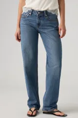 Jeans tiro bajo de corte recto, color azul con lavado medio, estilo clásico de cinco bolsillos y presillas para cinturón.