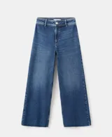 Jeans de denim azul oscuro con corte recto y tiro medio, con bolsillos clásicos y terminación recta en las piernas.