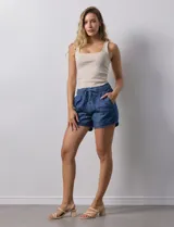 Short color beige de algodón y viscosa, marca Dash. Tiene pretina ancha elastizada con lazo de ajuste, bolsillos delanteros y bolsillos traseros simulados.