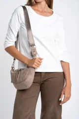 Remera de algodón con elastano, color negro, de corte ajustado al cuerpo, cuello redondo y mangas 3/4.