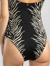 Malla enteriza de color negro con patrón jacquard animal print estilo cebra, escote recto y tirantes anchos.