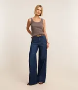 Blusa musculosa de ribana color blanco, con escote en U.