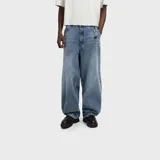 Pantalón jean baggy de corte ancho y relajado, color azul con efecto deslavado y acabado rústico.