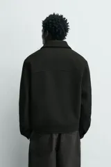 Cazadora regular fit de paño en color marrón, con cuello solapa, manga larga con puño abotonado, bolsillos de vivo en la cadera y cierre frontal con cremallera.