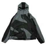 Campera con capucha confeccionada en tejido tipo polar, con diseño de bloques de color en tonos negro y gris oscuro. Presenta cierre frontal completo y ajuste regular.